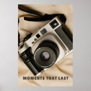 Momente, die bleiben: Vintage-Filmkamera und Seide Poster