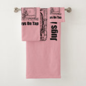 Mommas Boobery Jugs immer Gestochen Badhandtuch Set (Insitu)