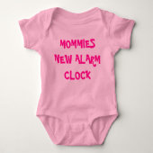 MOMMIEN NEW ALARM CLOCK BABY STRAMPLER (Vorderseite)