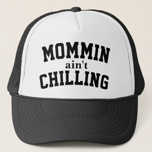 Mommin Ain’t Chilling Trucker Hat Truckerkappe (Vorderseite)