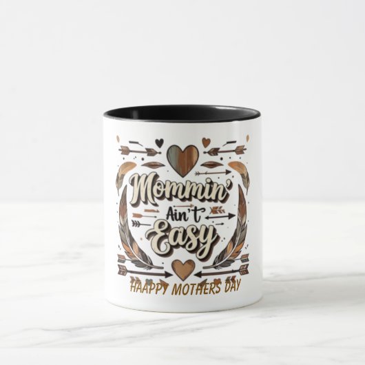 Mommin' Ain't Easy Arrows Feathers Mütter Day Tasse (Zentrum)