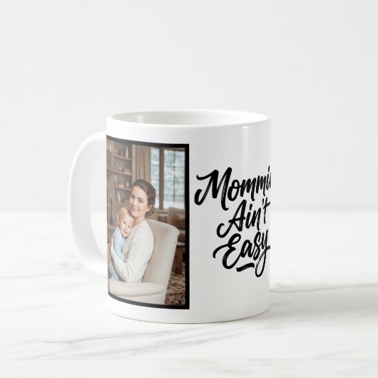 Mommin Ain't Easy Brush Script Custom 2 Photo Kaffeetasse (Vorderseite Links)