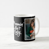 Mommin Ain't Easy Brush Script Custom 2Photo Black Kaffeetasse (VorderseiteRechts)