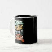 Momming Aint Easy Groovy Mama Retro Zweifarbige Tasse (Vorderseite Links)