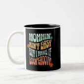 Momming Aint Easy Groovy Mama Retro Zweifarbige Tasse (Links)