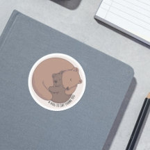 Mommy Bear umarmt Baby Bear Cube