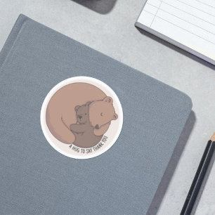 Mommy Bear umarmt Baby Bear Cube Runder Aufkleber