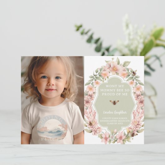 Mommy Bee Proud Kinder Abschluss Ankündigung (Stehend Vorderseite)