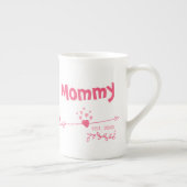 Mommy Est 20xx - Herz und Pfeile in zwei tone rosa Porzellantasse (Rechts)