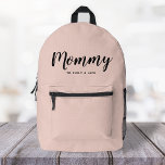 Mommy | Moderne Mama Kinder benennen Rosa Bedruckter Rucksack<br><div class="desc">Einfach,  stylish rot rosa "Mommy" maßgeschneidertes Design in moderner minimalistischer Typografie,  die leicht mit Kindernamen oder Ihrer eigenen speziellen Botschaft personalisiert werden kann. Das perfekte Geschenk für eine junge Mutter,  einen Muttertag,  einen Geburtstag oder einfach nur,  weil!</div>