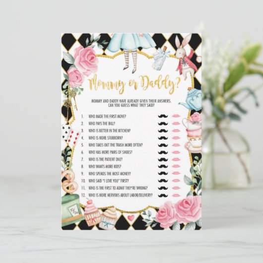 Mommy oder Daddy | Alice in Wonder Baby Showgame Einladung (Stehend Vorderseite)