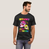 Mommy Of The Baby Shark Birthday Mommy Shark T-Shirt (Vorne ganz)
