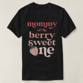 Mommy of the Berry Sweet One Strawberry First Birt T-Shirt (Design vorne)