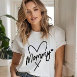 Mommy Simple Modern Script Typografy Heart<br><div class="desc">Mommy Simple Modern Script Typografy Heart Women's Fashion T - Shirt Top enthält den Text "Mommy" in einer lustigen modernen Drehbücher Typografie Akzente niedliche Herzen. Perfekt als Geschenk für Mama zum Geburtstag,  Weihnachten,  Muttertag und vieles mehr. Von Evco Studio entworfen www.zazzle.com/store/evcostudio</div>