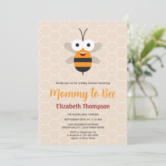 Mommy to be Honey Bumble Bee Baby Shower Honeycomb Einladung (Stehend Vorderseite)