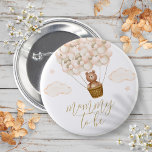 Mommy to be Teddy Bear Gold Baby Dusche Button<br><div class="desc">Persönlich für Mama,  Papa,  Tanten,  Oma-to-be oder alle anderen,  die Ihre gute Nachricht und Baby-Dusche Veranstaltung teilen. Entwickelt von Thisisnotme©</div>