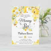 Mommy to be Yellow Floral Baby Shower Neutral Einladung (Stehend Vorderseite)