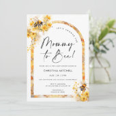 Mommy to Bee Honey Wildblume Baby Shower Einladung (Stehend Vorderseite)