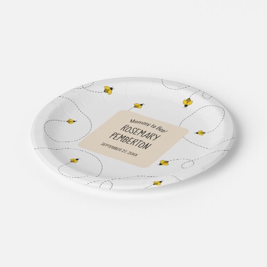 Mommy to Bee Simple White Baby Shower Pappteller (Schrägansicht)