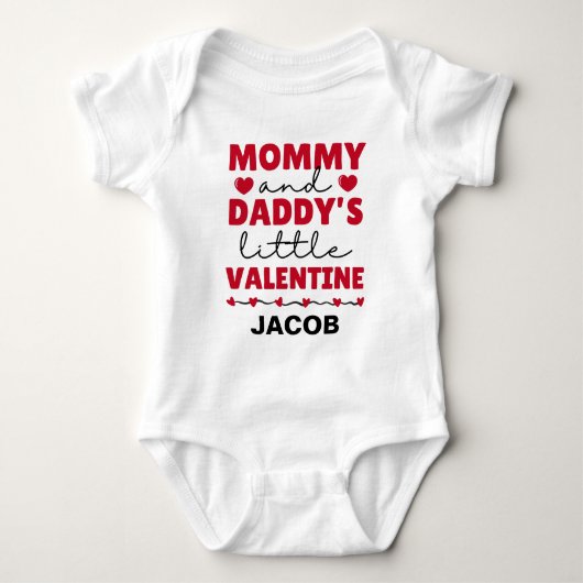 Mommy und Daddy's Little Valentine First Valentine Baby Strampler (Vorderseite)