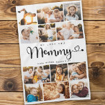 Mommy We Liebe Sie hören Moderne FotoCollage Geschirrtuch<br><div class="desc">Wir Liebe dich Mommy! Niedliches, modernes, benutzerdefiniertes Küchenhandtuch für Fotos aus der Familie, um Oma zu zeigen, wie sehr sie geliebt ist. Wir Liebe dieses handgeschriebenen Skriptdesigns mit Schnörkeln aus dem Herzen, was es zu einem herzlichen Beigeschenk für eine geliebte Mutter macht. Personalisieren Sie mit 12 Lieblingsbildern und Ihrer persönlichen...</div>