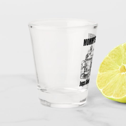 Mommy's Boobery Jugs immer Gestochen Schnapsglas (Links)