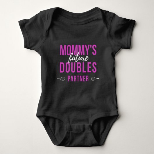 Mommy's Future Doubles Partner Tennis Typografie Baby Strampler (Vorderseite)
