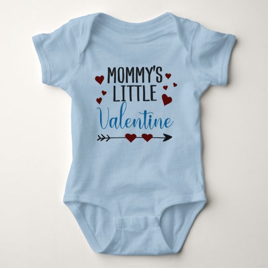 Mommy's kleines Valentinblau mit rosa Herzen Baby Strampler (Vorderseite)