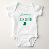 Mommy's Lucky Charm | Niedlicher St. Patrick's Day Baby Strampler (Vorderseite)