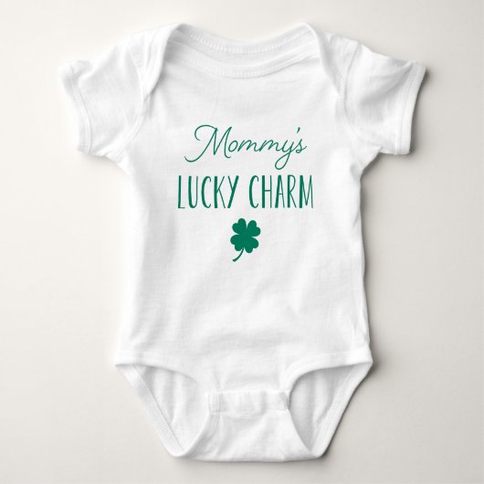 Mommy's Lucky Charm | Niedlicher St. Patrick's Day Baby Strampler (Vorderseite)
