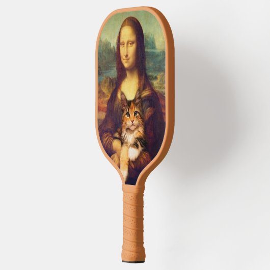 Mona Lisa hält ihren Katzenkatzen Leonardo da Vinc Pickleball Schläger (Links)