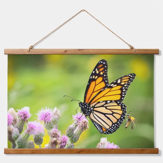 Monarch auf Distel hängender Wandteppich Mit Holzrahmen (Vorne)