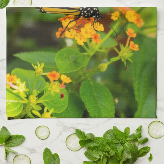 Monarch auf Lantana Geschirrtuch (Gefaltet)