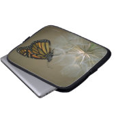 Monarch auf Löwenzahn Laptopschutzhülle (Vorne Knopf)