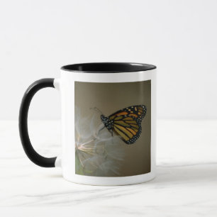 Monarch auf Löwenzahn Tasse