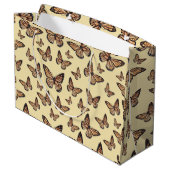 Monarch Butterfliegen auf Gelb Große Geschenktüte (Rückseite Schrägansicht)