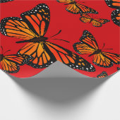 Monarch Butterfliegen auf Rot Geschenkpapier (Ecke)