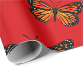 Monarch Butterfliegen auf Rot Geschenkpapier (Rolleneckpunkt)