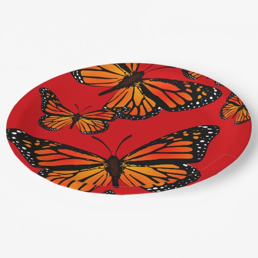 Monarch Butterfliegen auf Rot Pappteller (Schrägansicht)