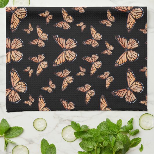 Monarch Butterfliegen auf Schwarz Geschirrtuch (Gefaltet)