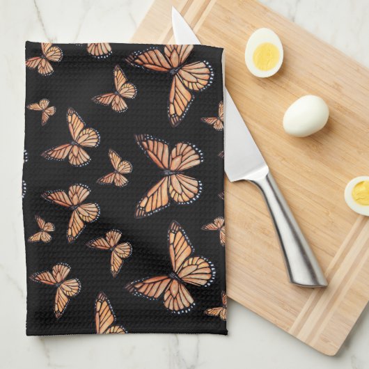 Monarch Butterfliegen auf Schwarz Geschirrtuch (Viertel Falte)