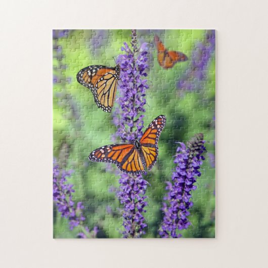 Monarch Butterfliegen Fütternd auf der Lila Blume  Puzzle (Vertikal)