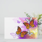 Monarch Butterflies on Purple Background Briefpapier (Stehend Vorderseite)