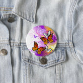 Monarch Butterflies on Purple Background Button (Beispiel)