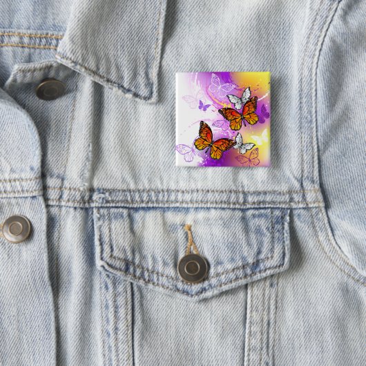 Monarch Butterflies on Purple Background Button (Beispiel)