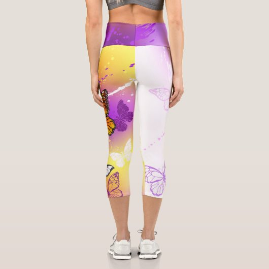 Monarch Butterflies on Purple Background Capri Leggings (Rückseite)