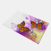 Monarch Butterflies on Purple Background Fußmatte (Schrägansicht)