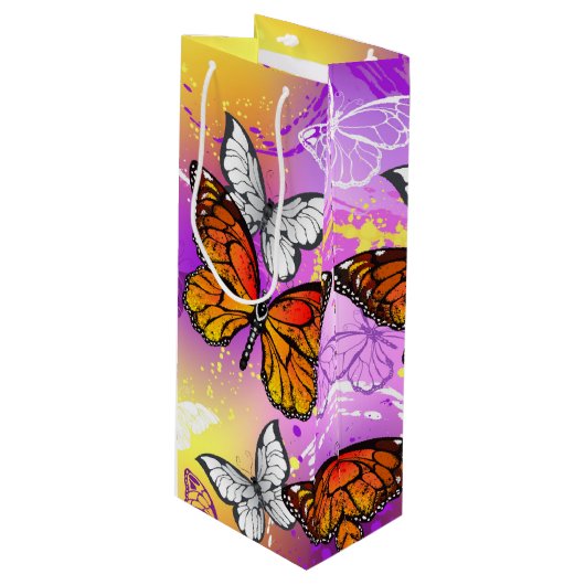 Monarch Butterflies on Purple Background Geschenktüte Für Weinflaschen (Vorderseite Schrägansicht)