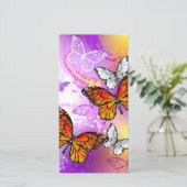 Monarch Butterflies on Purple Background Karte (Stehend Vorderseite)