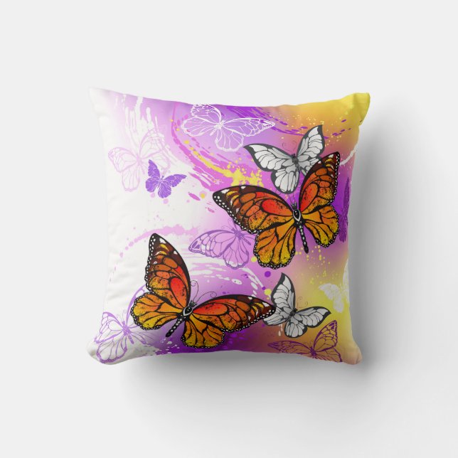 Monarch Butterflies on Purple Background Kissen (Vorderseite)